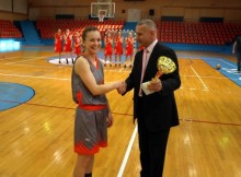 Kapetanica Martina Lovrić prima pehar za prvaka A2 ženske košarkaške lige iz ruku Povjerenika natjecanja Miroslava Kontreca